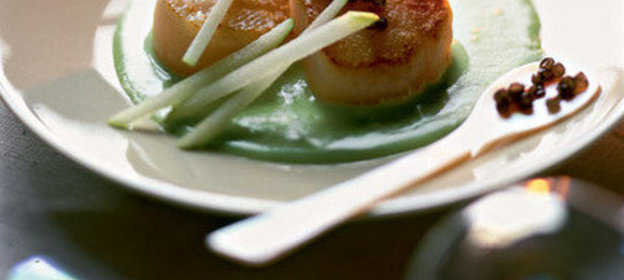 Морские гребешки с черной икрой