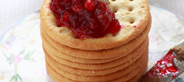 Говяжья печень с розмариновым маслом и желе из брусничного соуса