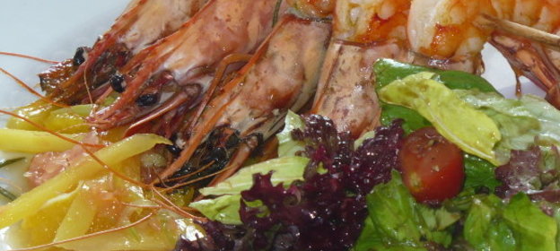 Салат из моркови и огурцов