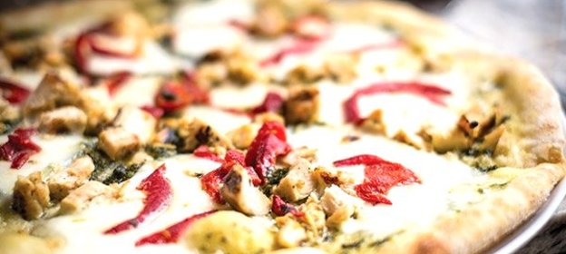 Пицца с курицей и моцареллой