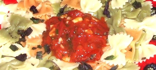 Макароны бантики с томатами