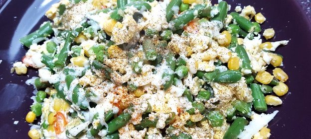 Яичница с фасолью горошком и кукурузой