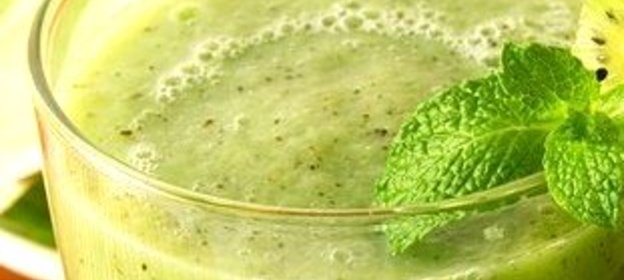 Смузи из киви, клубники и банана