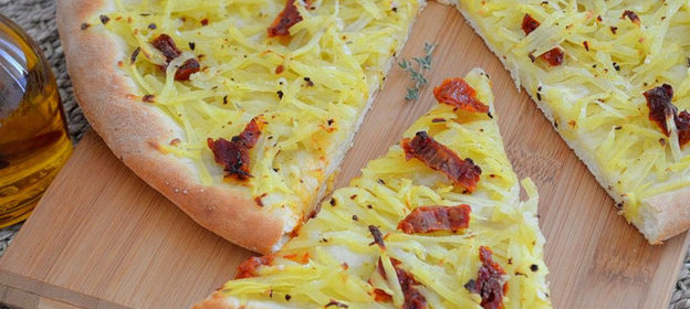 Картофельная пицца с вялеными помидорами