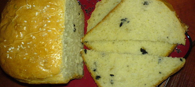 Хлеб с маслинами и маринованным перцем