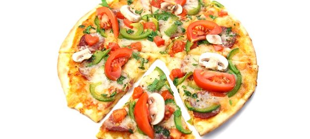 Пицца с шампиньонами и колбасой