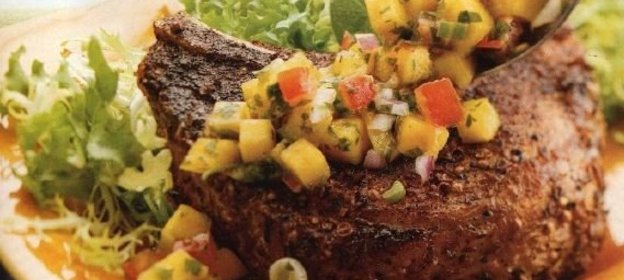 Свиные стейки с манговой сальсой