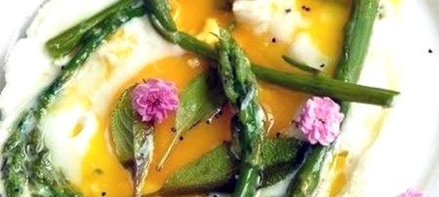 Яичница со спаржей