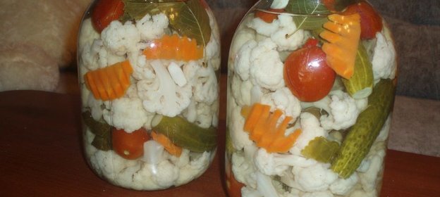 Соленая цветная капуста с овощами Хрустящая