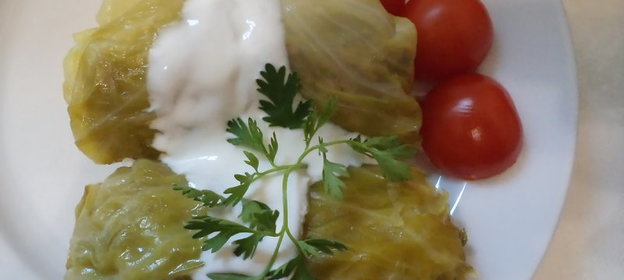 Голубцы из молодой капусты, в легком овощном бульоне с сельдереем и чесноком!