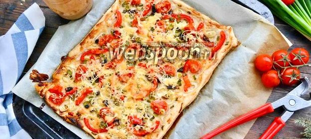 Пицца с болгарским перцем, луком и помидорами черри