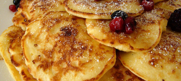 Яблочные оладьи с домашним сыром