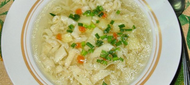 Суп на курином бульоне с домашней лапшой