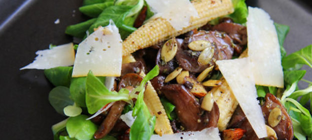 Теплый салат с грибами и кукурузой