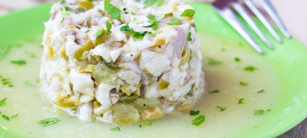 Средиземноморский тартар из сига с оливками и каперсами