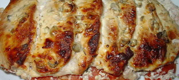 Мясная запеканка с каперсами и помидорами в сметанно-йогуртовом соусе