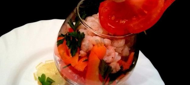 Салат морской коктейль с креветками