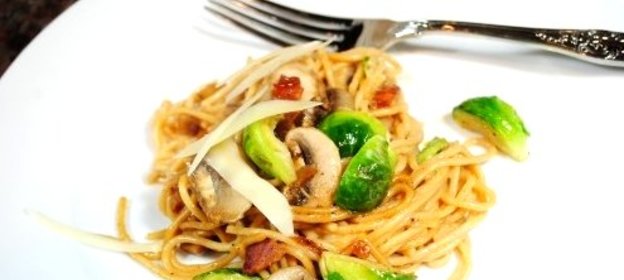 Паста с брюссельской капустой и беконом