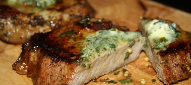 Стейки из говядины с тархуновым сливочным маслом на мангале на дощечке