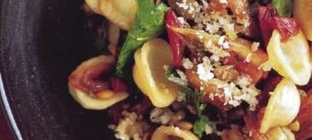 Макароны с чечевицей и рукколой