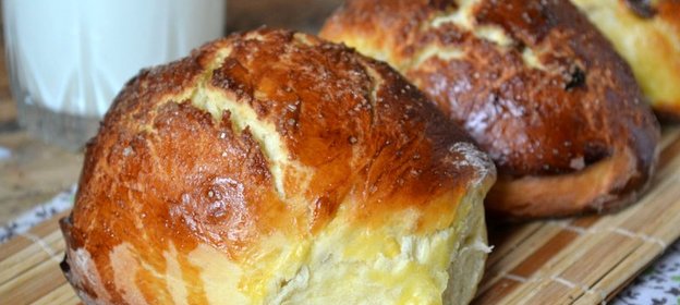 Булочки с изюмом из дрожжевого теста