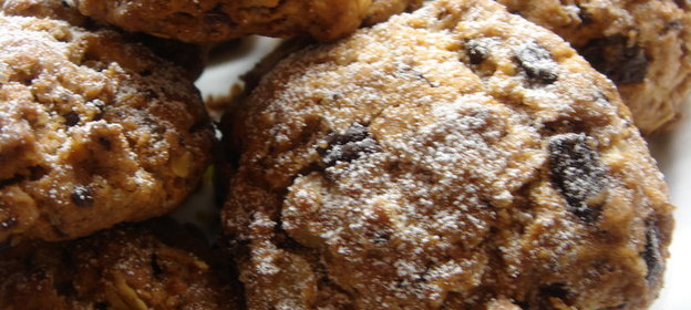 Домашнее печенье с орехами, изюмом и шоколадной крошкой