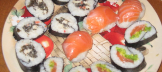 Роллы с лососем и морской капустой