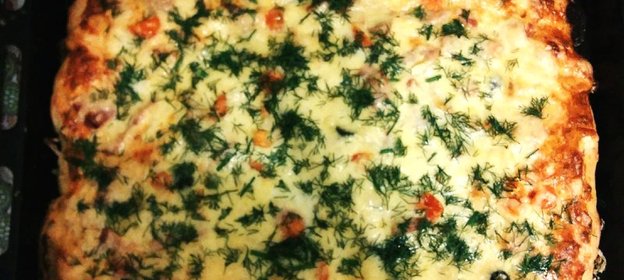 Пицца с колбасой на жидком тесте