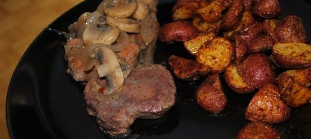 Свиная вырезка с карамельным лучком и грибочками