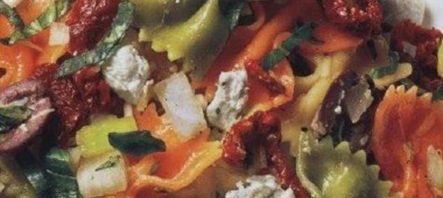 Средиземноморский салат из пасты