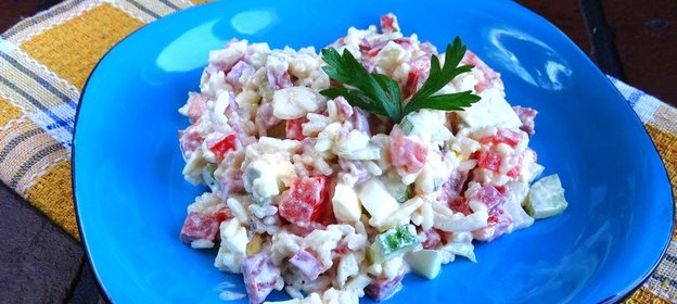 Салат с рисом и колбасой