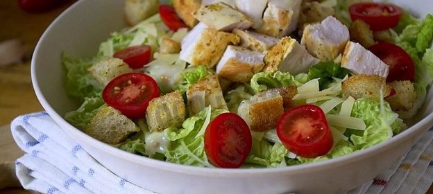 Салат Цезарь с курицей, сухариками и помидорами