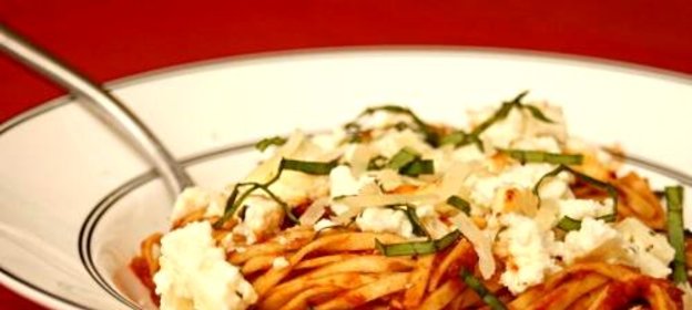 Паста с томатным соусом и запеченной рикоттой