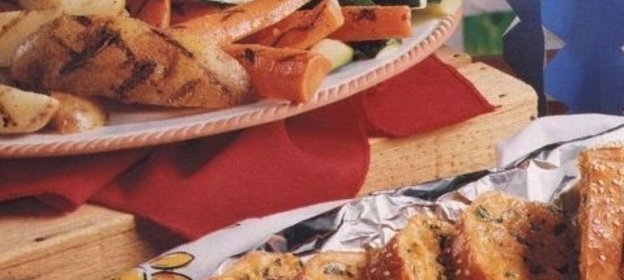 Багет, печенный в фольге, с сырной начинкой