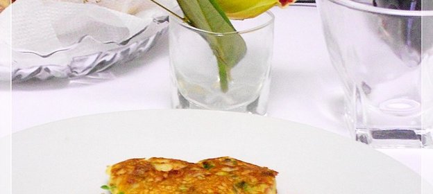 Оладьи с копченым мясом и зеленым луком