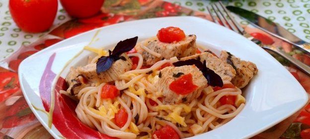 Спагетти с куриным филе и помидорами