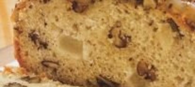 Кекс с орехами и яблоками