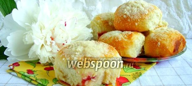 Булочки с вишнями и штрейзелем в духовке