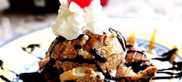 Мороженое с кофейным печеньем и шоколадом