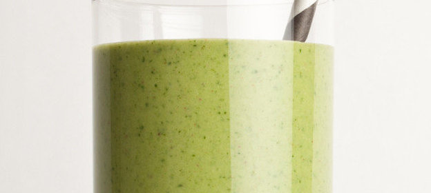 Зеленый смузи с бананом и арахисовой пастой