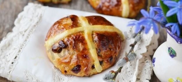 Крестовые пасхальные булочки