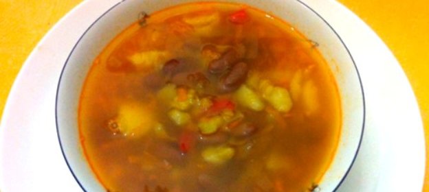 Фасолевый суп на мясном бульоне
