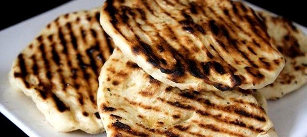 Чесночные лепешки наан