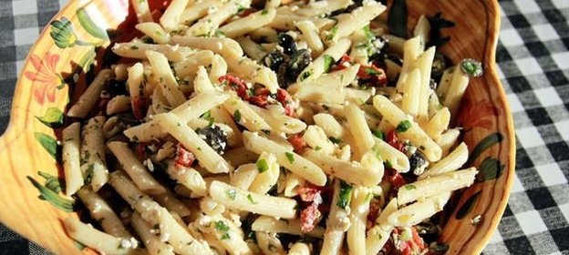 Средиземноморский салат с анчоусами