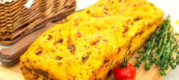 Хлеб с вялеными помидорами, сыром и тимьяном