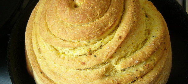 Кукурузный хлеб с чесноком