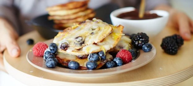 Оладьи с ягодами под сахарной глазурью