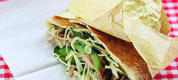 Пита с мясом и капустным салатом