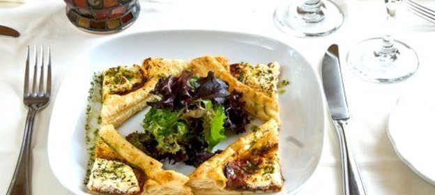 Пицца с рукколой, козьим сыром и грецкими орехами