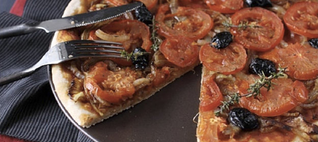 Пицца с томатами и луком